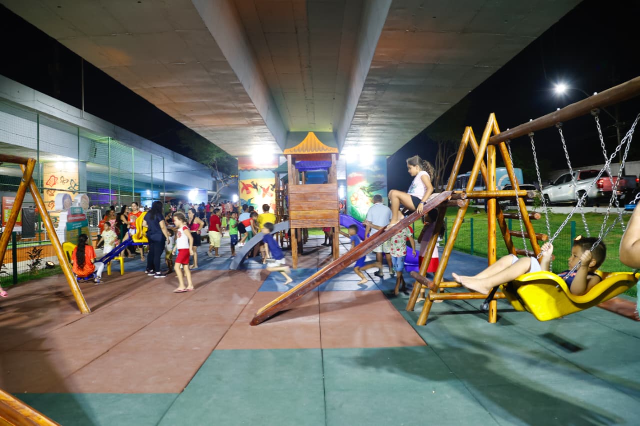 A nova praça possui uma miniareninha, área de lazer em piso intertravado com mesinhas de jogos, além de brinquedopraça, equipamento do programa Mais Infância Ceará, e pintura artística das colunas do viaduto